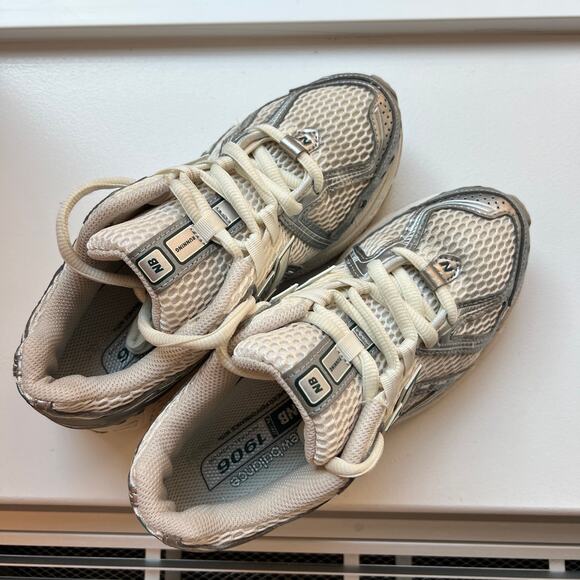 New Balance 1906 Women's Sneakers White Silver Size 6 - Picture 4 of 9